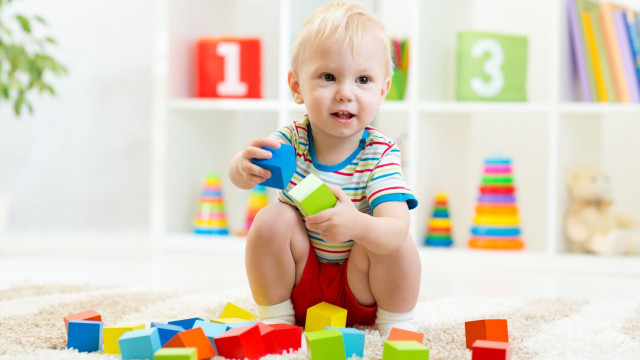 Мальчик и кубики