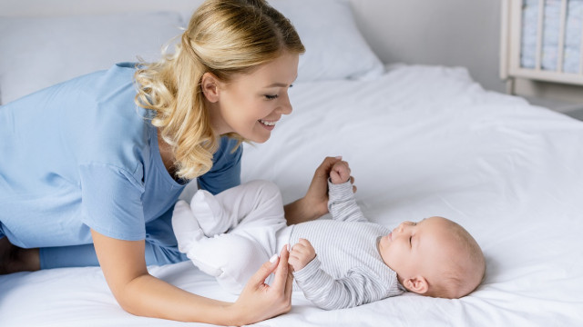 красивая мама с маленьким ребеночком