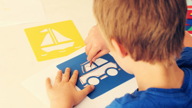 Нецивилизованные отношения: водитель такси выгнал маму с особенным ребенком посреди дороги