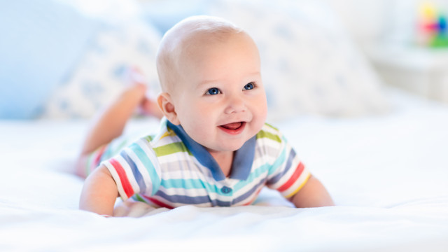 красивый младенец в полосатой одежде