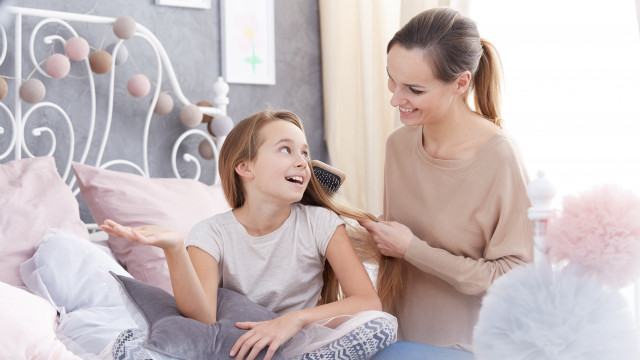 мама и дочка ухаживают за волосами