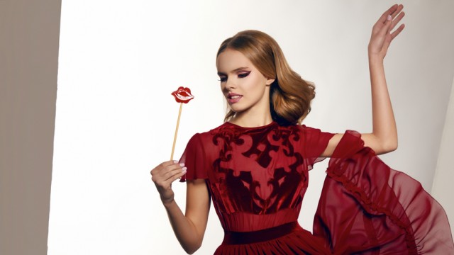 Девушка в красном платье