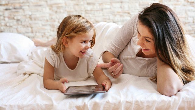 Мама общается с дочкой дома