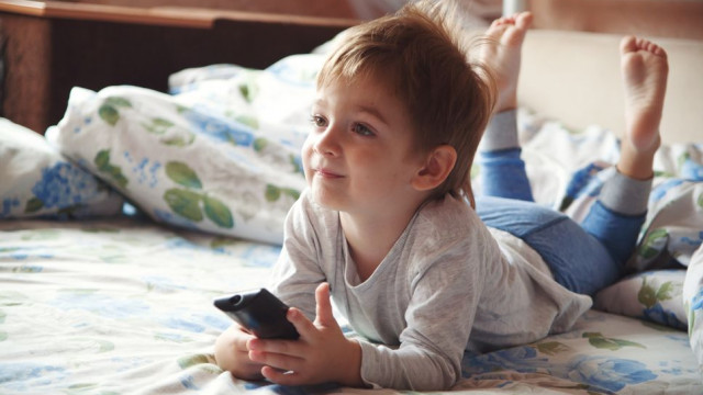 ребенок смотрит телевизор