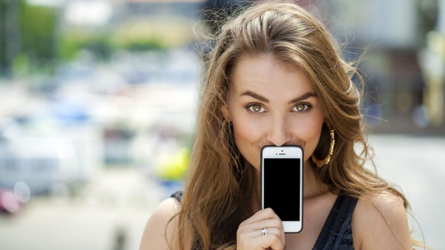 женщина с телефоном