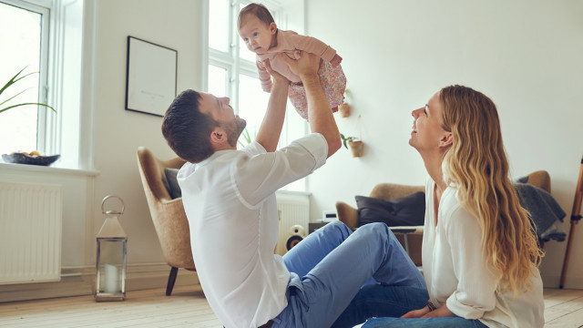 Мама и папа играют с маленьким ребенком