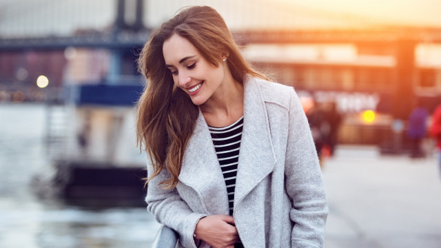 красивая женщина улыбается