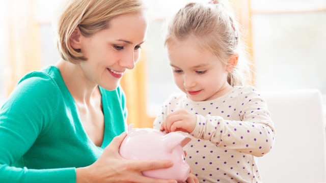 мама с дочкой и копилкой