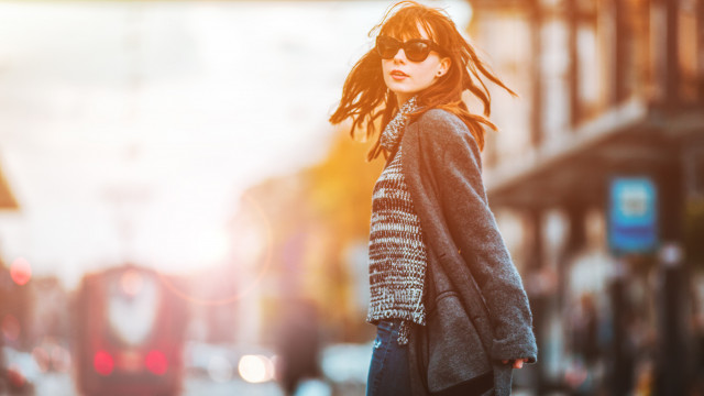 красивая стильная девушка на улице