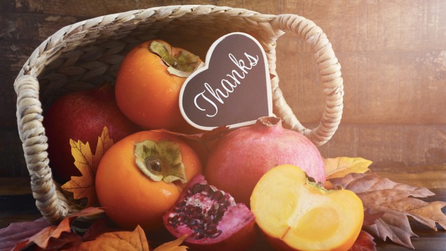 Хурма лежит на столе