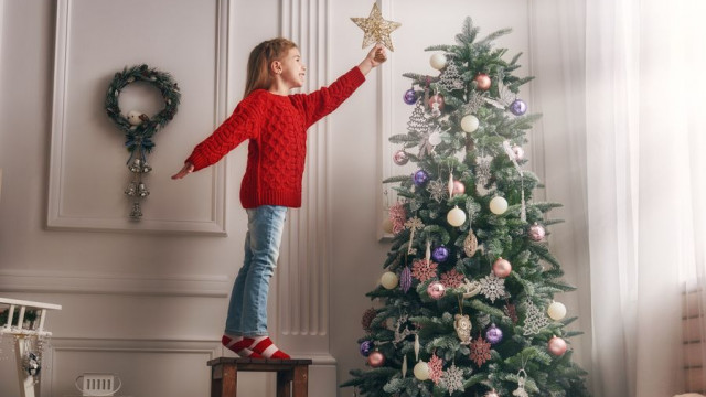 новый год девочка елку наряжает