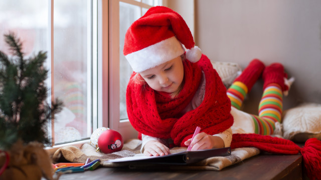 ребенок пишет письмо деду морозу