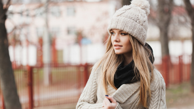 красивая девушка в вязаной шапке