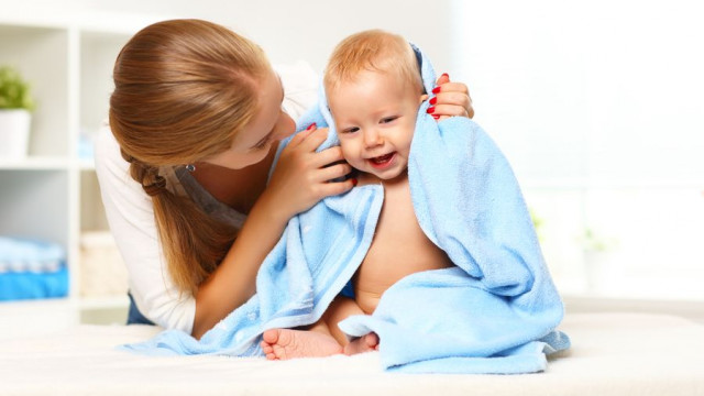 ребенок купается