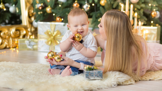 мама с новорожденным новый год