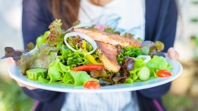 червона риба в салаті