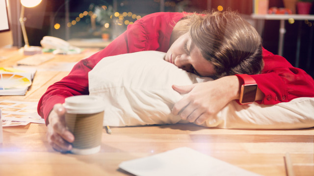 женщина устала