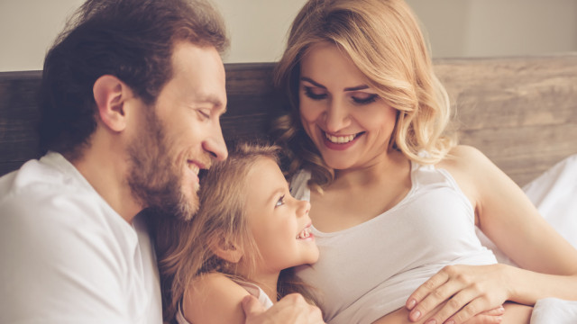 беременная мама с ребенком и мужем