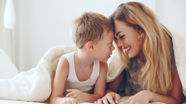 молодая красивая мама с сыном