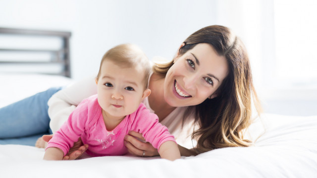 мама обнимает дочку