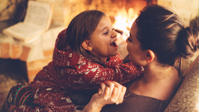 мама с ребенком зимой