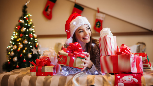 девушка держит новогодние подарки