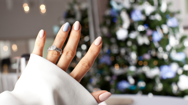 красивый маникюр на фоне елки