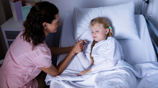 мама держит ребенка за руку в больнице