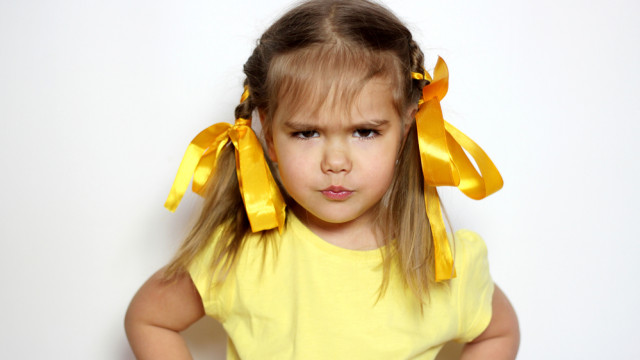 маленькая девочка злится