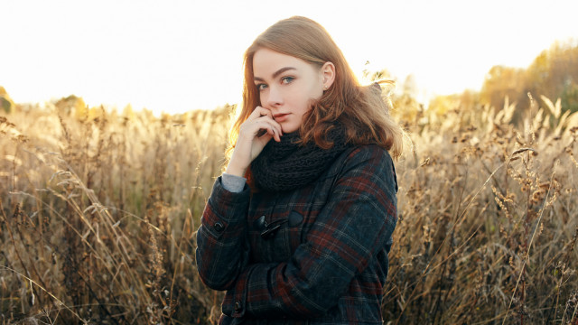 дівчина позує у полі