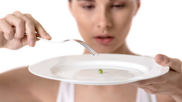 Анорексия относится к психическим расстройствам. Отказ от еды может настолько серьезным, что привес