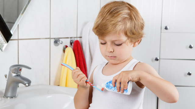 ребенок чистит зубы