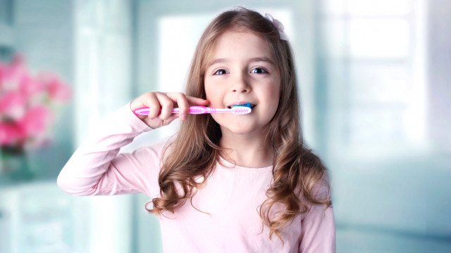 девочка красивая чистит зубы