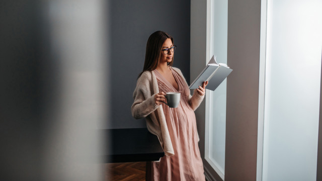 вагітна читає книгу