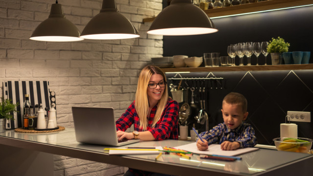 мама работает