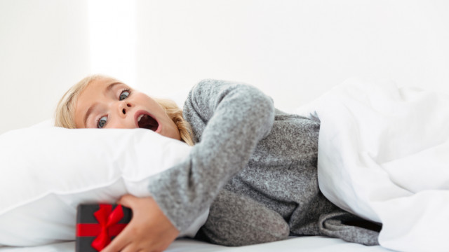 Непослушным деткам полагается: почему нельзя лишать детей новогодних подарков