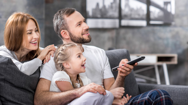 Сім'я дивиться телевізор
