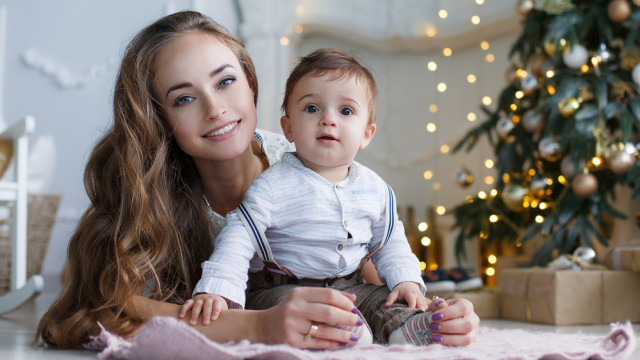 мама с новорожденным новый год