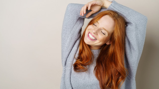 женщина рыжая