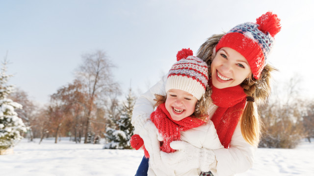 ребенок на улице с мамой