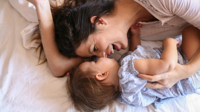 мама обнимает маленького ребенка