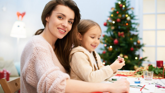 мама с дочкой делают поделки