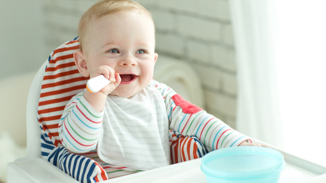 ребенок ест