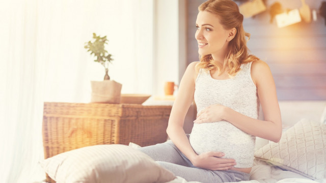 красива вагітна дівчина