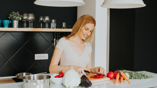 жінка готує на сучасній кухні