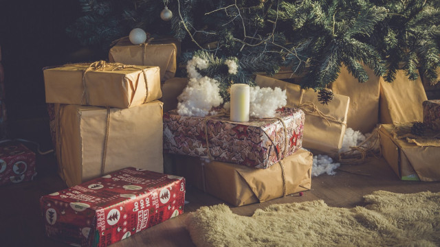 упакованные подарки на новый год
