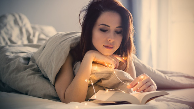 брюнетка читает книгу