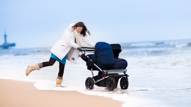 женщина с коляской зимой