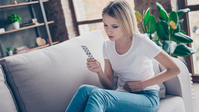 у дівчини болить шлунок