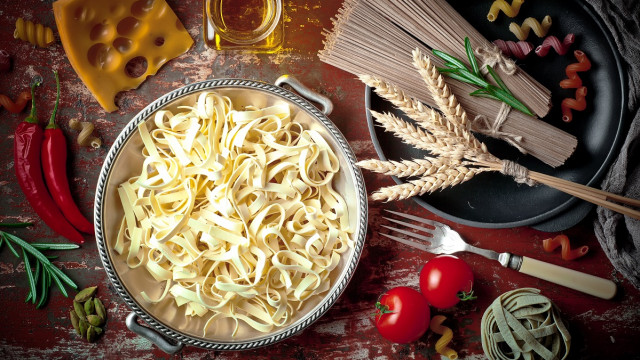 сира паста на столі